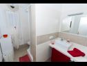 Apartmanok Duga - beachfront & seaview : A1(4+1), A2(4+1) Okrug Gornji - Ciovo sziget  - Apartman - A2(4+1): fürdőszoba toalettel