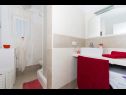 Apartmanok Duga - beachfront & seaview : A1(4+1), A2(4+1) Okrug Gornji - Ciovo sziget  - Apartman - A2(4+1): fürdőszoba toalettel
