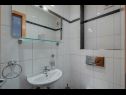 Apartmanok Miro SA1(2), SA3(2), A2 Maisonette(2+2), A4(6+2), A5(6+2)  Crikvenica - Riviera Crikvenica  - Apartman - A2 Maisonette(2+2): fürdőszoba toalettel