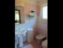 Apartmanok Tomislav A1 crni(4+1), A2 crveni(4+1), A3(5+1), A4(2+2) Selce - Riviera Crikvenica  - Apartman - A4(2+2): fürdőszoba toalettel