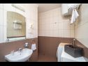 Apartmanok Pavo - comfortable with parking space: A1(2+3), SA2(2+1), A3(2+2), SA4(2+1), A6(2+3) Cavtat - Riviera Dubrovnik  - Apartman - A1(2+3): fürdőszoba toalettel