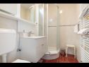Apartmanok és szobák Villa Bouganvillea - sea view & garden: A1 Deluxe (2+1), A2 Superior (2+1), A3 Comfort (2+1), A4 Premium (2+1), R1 Deluxe (2), R2 Comfort (2) Mlini - Riviera Dubrovnik  - Szoba - R1 Deluxe (2): fürdőszoba toalettel