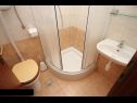 Apartmanok Zvone - at the water front: A2(4), A1(2+2) Veli Rat - Dugi otok sziget  - Apartman - A2(4): fürdőszoba toalettel