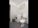 Szobák Mare - economy rooms: R1(2), R2(2), R3(3), R4(3) Sucuraj - Hvar sziget  - Szoba - R1(2): fürdőszoba toalettel