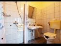 Apartmanok Željko - amazing sea view: A1 Lucija(2), A2 Ivan(4), A3 Zeljka(4) Racisce - Korcula sziget  - Apartman - A1 Lucija(2): fürdőszoba toalettel