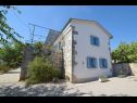 Apartmanok Insula Insule - rustic & peaceful: SA1(2+1), SA2(2+1) Skrbcici - Krk sziget  - parkoló (ház és környéke)
