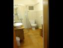Apartmanok Luka A1(4), A2(4) Vrbnik - Krk sziget  - Apartman - A1(4): fürdőszoba toalettel
