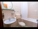 Apartmanok és szobák Hope - 30m to the sea & seaview: R1(3), R3(3), A2(3), A4(4) Brela - Riviera Makarska  - Szoba - R3(3): fürdőszoba toalettel