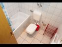 Apartmanok Ruza - sea view: A1(4), A2(4), A4(3+2), SA5(2), SA6(2+1), SA7(2), A8(2+2) Makarska - Riviera Makarska  - Apartman - A1(4): fürdőszoba toalettel