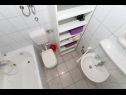 Apartmanok Ruza - sea view: A1(4), A2(4), A4(3+2), SA5(2), SA6(2+1), SA7(2), A8(2+2) Makarska - Riviera Makarska  - Apartman - A2(4): fürdőszoba toalettel