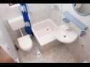 Apartmanok Ruza - sea view: A1(4), A2(4), A4(3+2), SA5(2), SA6(2+1), SA7(2), A8(2+2) Makarska - Riviera Makarska  - Apartmanstudió - SA5(2): fürdőszoba toalettel