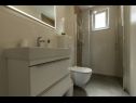 Apartmanok Mario - with terace: A1(2+2), A2(4), A3(2+2) Makarska - Riviera Makarska  - Apartman - A1(2+2): fürdőszoba toalettel