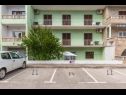 Apartmanok és szobák Tattoo - modern & free parking: A1(2+1), A4(2+1), A6(2+1), SA2(3), SA3(3), SA5(3), R(3) Makarska - Riviera Makarska  - parkoló