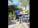 Apartmanok Viki - seaview & garden terrace: A1(6) Makarska - Riviera Makarska  - kerti terasz