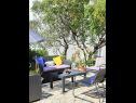 Apartmanok Viki - seaview & garden terrace: A1(6) Makarska - Riviera Makarska  - Apartman - A1(6): kerti terasz