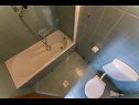 Apartmanok Cobra - excellent location: A1(2+2), SA2(2+1), A4(4+2) Tucepi - Riviera Makarska  - Apartman - A4(4+2): fürdőszoba toalettel
