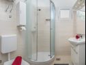 Apartmanok Milica - sea view : A1(2+2), A2(2+2) Krilo Jesenice - Riviera Omis  - Apartman - A2(2+2): fürdőszoba toalettel