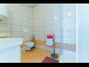 Apartmanok Mari - sea view apartments: A1(2) Borna, A2(4) Iva, A3(4) Silver, A4(4) Red Nemira - Riviera Omis  - Apartman - A4(4) Red: fürdőszoba toalettel