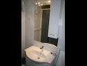 Apartmanok Ivo - sea view; A1(2+2), A3(2+2), A5(4), SA4(2+1), SA2(2+1) Pisak - Riviera Omis  - Apartman - A1(2+2): fürdőszoba toalettel