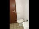 Apartmanok Mirja - only 50 m from sea: A1(2+2) Pisak - Riviera Omis  - Apartman - A1(2+2): fürdőszoba toalettel