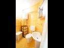 Apartmanok Lile - comfortable 3 bedroom apartment: A1(6+2) Pisak - Riviera Omis  - Apartman - A1(6+2): fürdőszoba toalettel