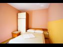Apartmanok Lile - comfortable 3 bedroom apartment: A1(6+2) Pisak - Riviera Omis  - Apartman - A1(6+2): hálószoba