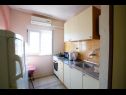 Apartmanok Lile - comfortable 3 bedroom apartment: A1(6+2) Pisak - Riviera Omis  - Apartman - A1(6+2): konyha