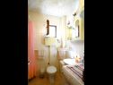 Apartmanok Lile - comfortable 3 bedroom apartment: A1(6+2) Pisak - Riviera Omis  - Apartman - A1(6+2): fürdőszoba toalettel