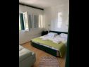 Apartmanok Zarko - 20 m from beach: A1(8) Sumpetar - Riviera Omis  - Apartman - A1(8): hálószoba
