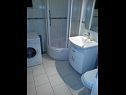 Apartmanok Zvone - 50 M from the sea : A4 prizemlje (2+2) Sumpetar - Riviera Omis  - Apartman - A4 prizemlje (2+2): fürdőszoba toalettel