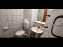 Apartmanok Davor - with parking; A2(2+2), A5(2+2), A6(2+2), A7(2), A8(6) Zdrelac - Pasman sziget  - Apartmanstudió - A7(2): fürdőszoba toalettel