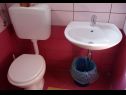 Apartmanok és szobák Vjenceslava - with parking : A1(4+2), A2(3+2), A3(2+1), A4(2+1), R5(2) Senj - Riviera Senj  - Szoba - R5(2): fürdőszoba toalettel