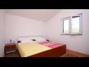 Apartmanok Per - comfortable  family apartments A1(2+2), A2(4+1), A3(2+2) Grebastica - Riviera  Sibenik  - Apartman - A2(4+1): hálószoba