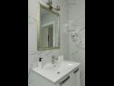 Apartmanok Zvon - 10 m from sea : A1(4+1) Rogoznica - Riviera  Sibenik  - Apartman - A1(4+1): fürdőszoba toalettel