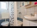 Apartmanok Marija  - 40 m from beach: A1-Plavi (2+1), A2-Crveni (2+1) Rogoznica - Riviera  Sibenik  - Apartman - A2-Crveni (2+1): fürdőszoba toalettel