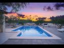 Házak a pihenésre Ivy - with outdoor swimming pool: H(4+2) Vodice - Riviera  Sibenik  - Horvátország  - medence (ház és környéke)