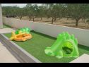 Házak a pihenésre Ivy - with outdoor swimming pool: H(4+2) Vodice - Riviera  Sibenik  - Horvátország  - gyermekjátszótér