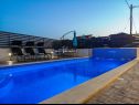 Apartmanok Zdene - private pool: A1(6+2), A2(6) Kastel Luksic - Riviera Split  - medence