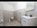 Apartmanok Niko - modern: SA1(2), A2(2+2), A3(2+2), A4(4+2) Kastel Luksic - Riviera Split  - Apartman - A4(4+2): fürdőszoba toalettel