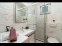 Apartmanok Lux 1 - heated pool: A1(4), A4(4) Marina - Riviera Trogir  - Apartman - A4(4): fürdőszoba toalettel