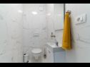 Apartmanok Lux 2 - heated pool: A2(4+2), A3(4+2) Marina - Riviera Trogir  - Apartman - A2(4+2): fürdőszoba toalettel