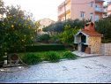 Apartmanok Vin - 40 m from sea: A1 (4+1), A2 (2+2), A3 (2+2) Seget Donji - Riviera Trogir  - kert (ház és környéke)