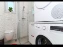 Apartmanok Iva - great view: A1(4) Seget Donji - Riviera Trogir  - Apartman - A1(4): fürdőszoba toalettel