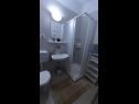 Apartmanok Žeki - 20 m from the sea: A1(3), SA2 (2) Seget Vranjica - Riviera Trogir  - Apartman - A1(3): fürdőszoba toalettel