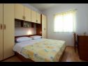 Apartmanok Mare - 30 m from pebble beach: SA1(2), SA2(2), A3(4), A4(4), A5(8) Seget Vranjica - Riviera Trogir  - Apartman - A3(4): hálószoba