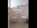 Apartmanok Tih - 20 m from sea: A1 Ruzmarin(2+2), A2 Maslina(2+2) Sevid - Riviera Trogir  - Apartman - A1 Ruzmarin(2+2): fürdőszoba toalettel