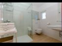 Apartmanok Bosiljka - by the sea: A1(5), A2(5), SA3(2) Sevid - Riviera Trogir  - Apartman - A1(5): fürdőszoba toalettel