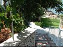 Apartmanok Sanda - 10 M from the beach : A1(6+1), A2(6+1) Trogir - Riviera Trogir  - udvar (ház és környéke)