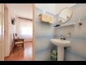 Apartmanok és szobák Ivo - with garden: A1(2+2), R1(2+1), R2(2) Trogir - Riviera Trogir  - Szoba - R2(2): fürdőszoba toalettel