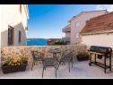 Apartmanok Tom - panoramic sea view: A1(6) Trogir - Riviera Trogir  - rostély
